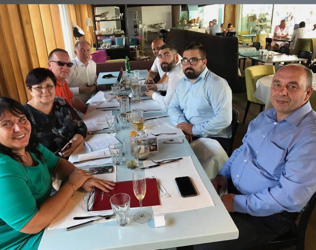 Business-Dinner mit Partnern und der Morinda-Travel-Fahne