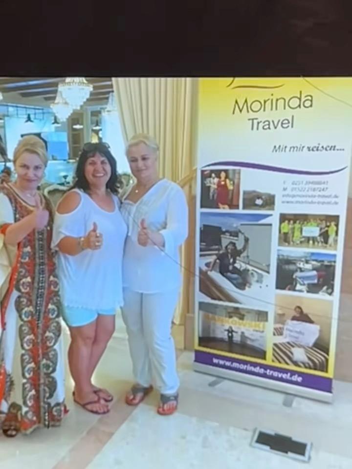 Reisende mit Daumen hoch am Morinda-Travel-Roll-up-Banner