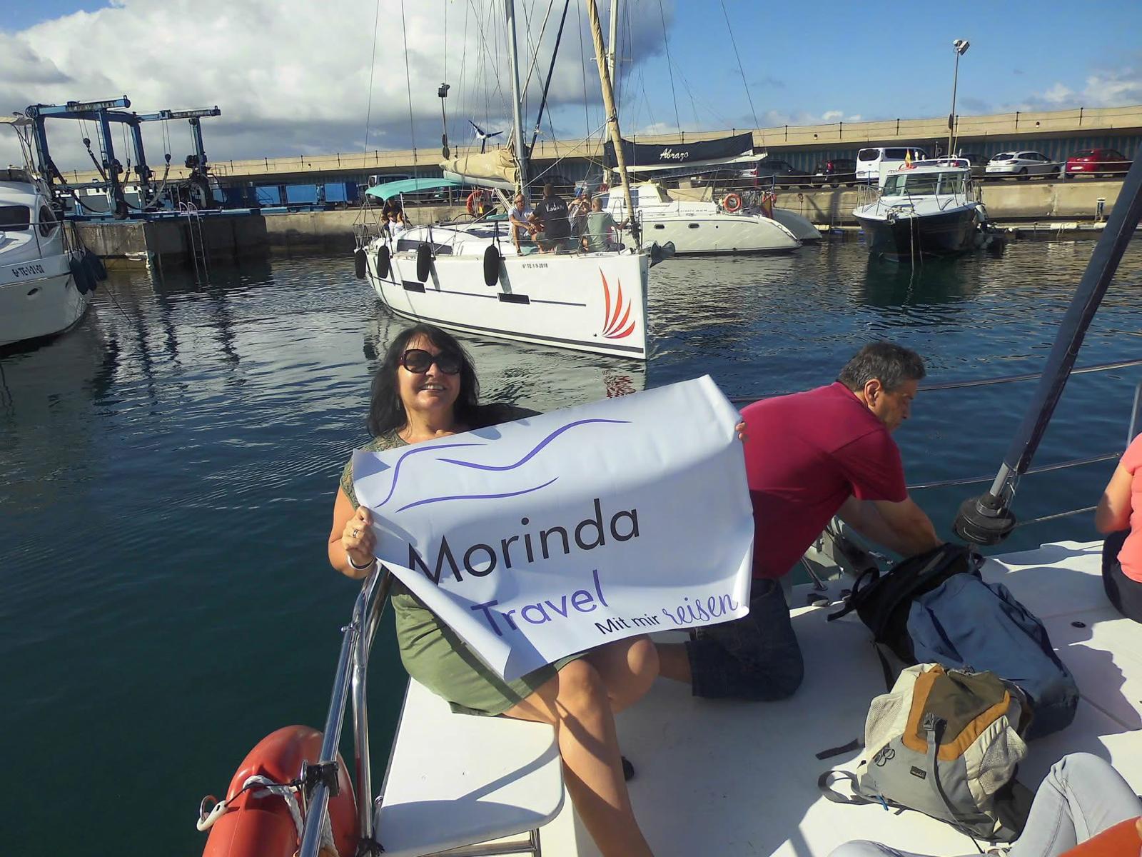 Tatjana Kabadayı mit der Morinda-Travel-Fahne auf einem Segelboot
