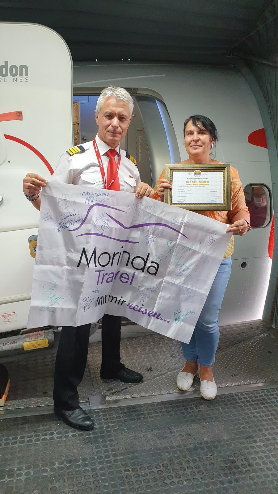 Tatjana Kabadayı mit dem Corendon-Kapitän am Flugzeug