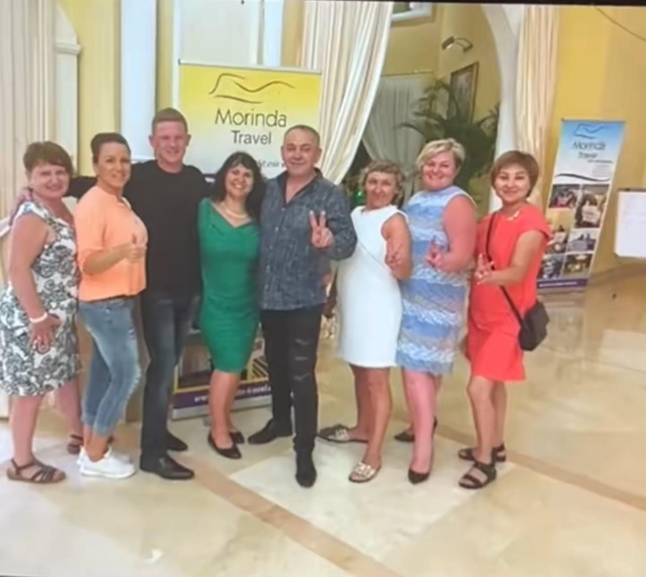 Reisegruppe am Morinda-Travel-Roll-up-Banner