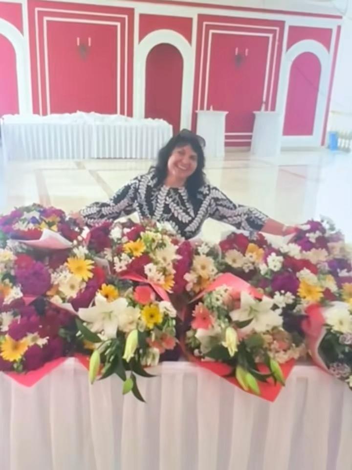 Tatjana Kabadayı mit Blumensträußen für Reisegruppen