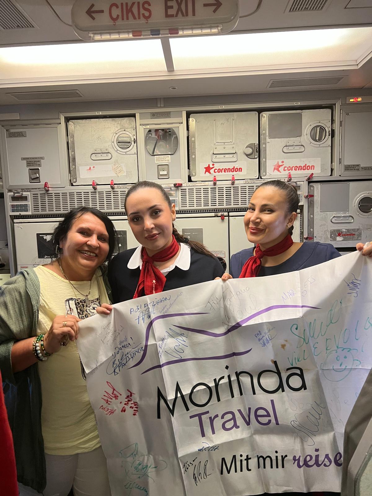 Tatjana Kabadayı mit der Corendon-Crew an Bord