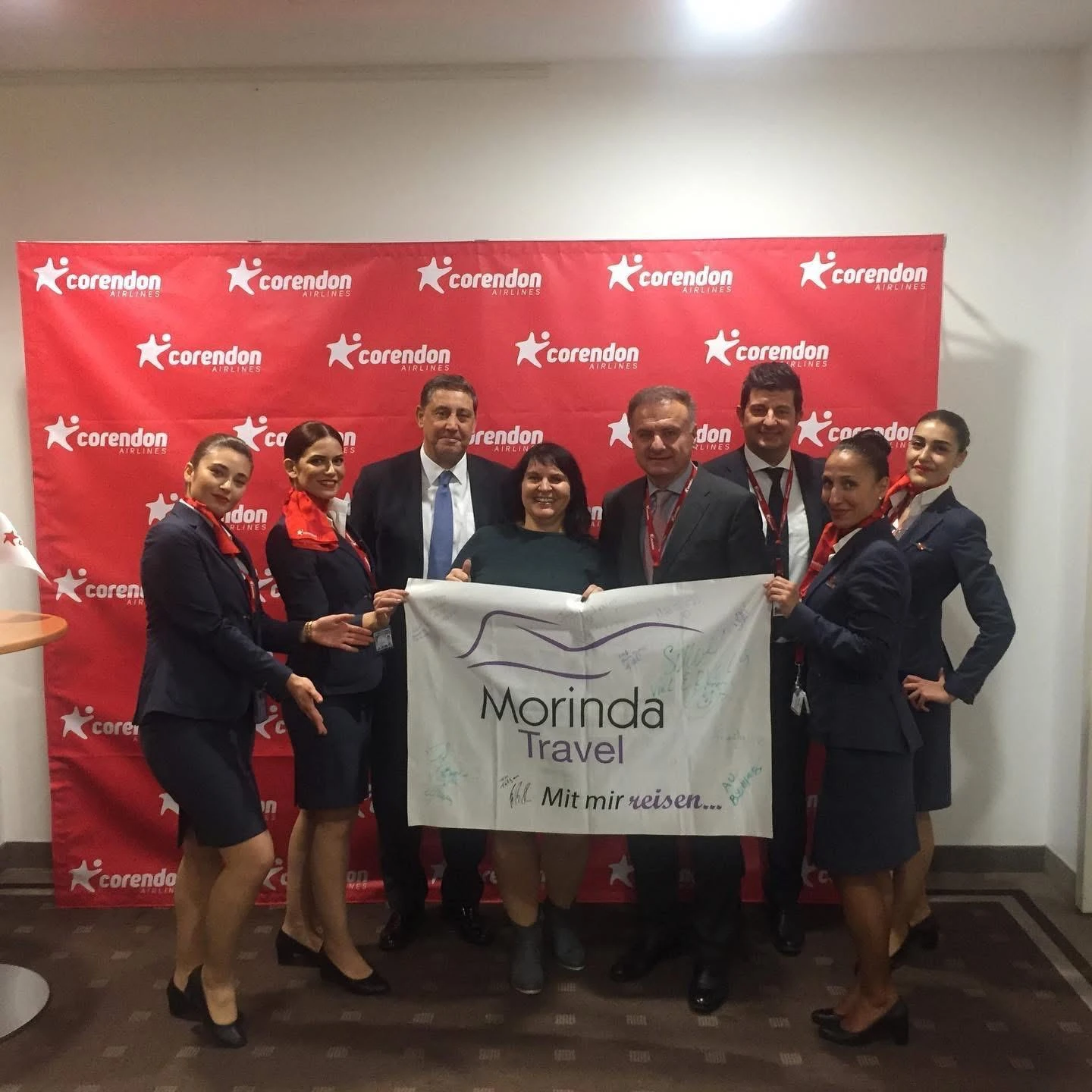 Tatjana Kabadayı – Mit Corendon Airlines und der Morinda-Travel-Fahne