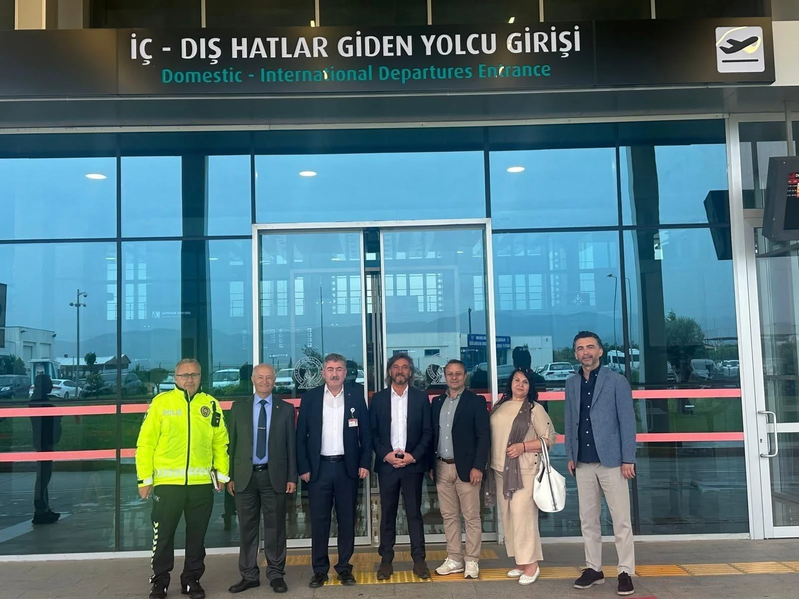 Tatjana Kabadayı – Mit Partnern aus dem Tourismus am Flughafen in der Türkei