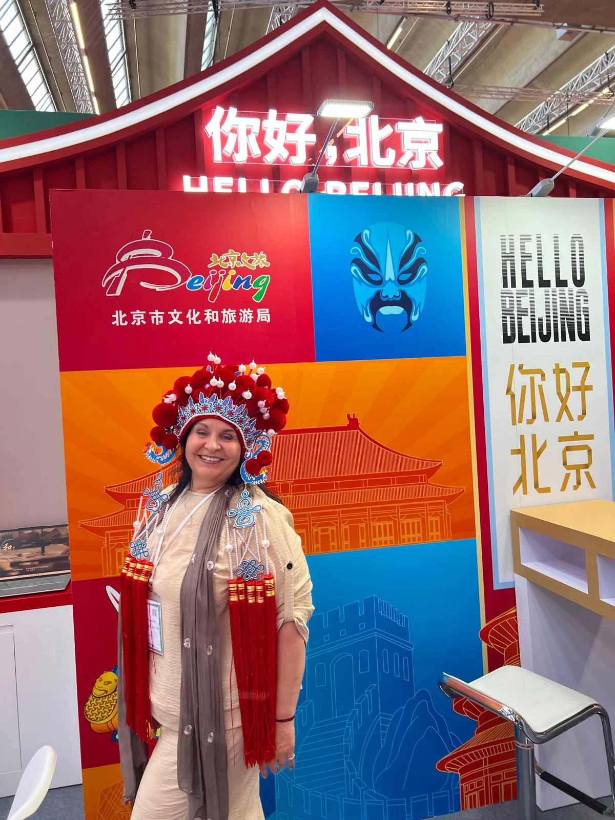 Tatjana Kabadayı – Hello Beijing: in traditionellem Kopfschmuck der Peking-Oper