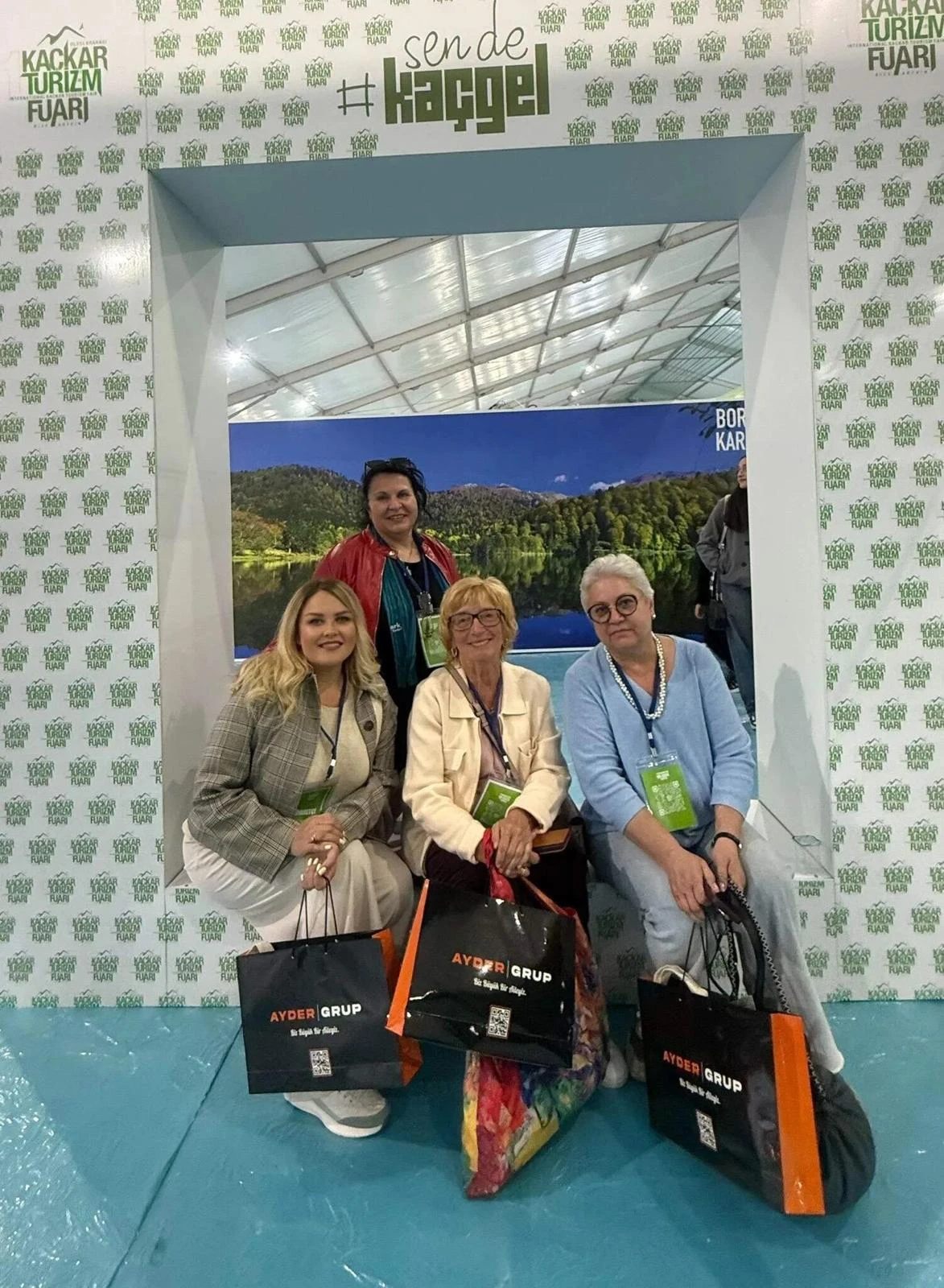Tatjana Kabadayı – Auf der Kaçkar-Tourismusmesse mit Kolleginnen