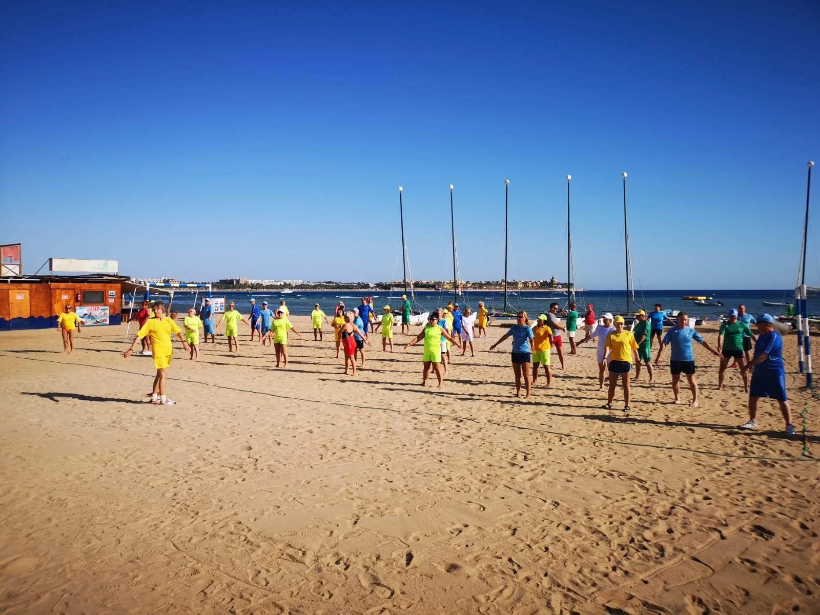 Morgengymnastik der ganzen Gruppe am Strand