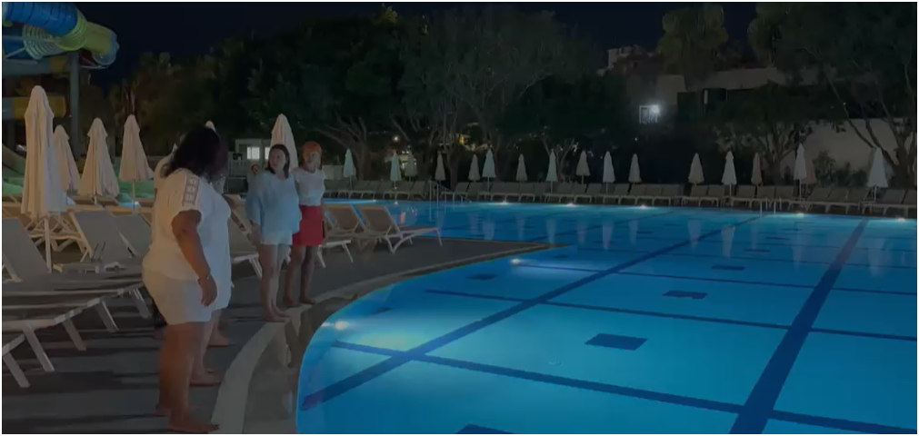 Unser ganzes Team springt in den Pool