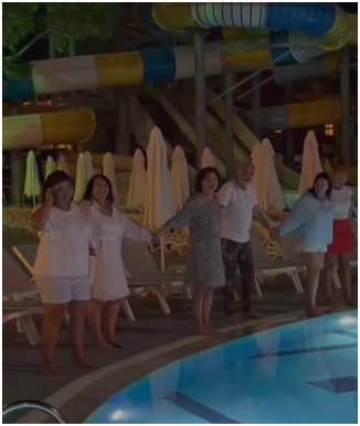 Unser ganzes Team springt in den Pool
