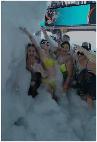 Schaumparty auf dem vierstöckigen Schiff