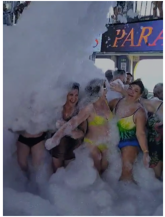 Schaumparty auf dem vierstöckigen Schiff