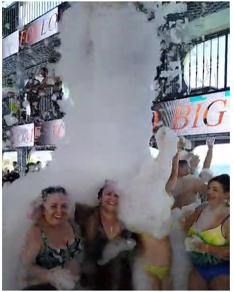 Schaumparty auf dem vierstöckigen Schiff