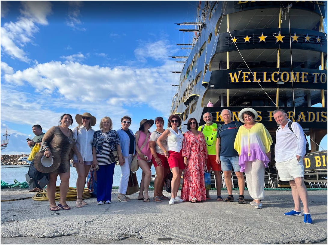 Das Team bereitet sich auf die Einschiffung auf das vierstöckige Schiff vor
